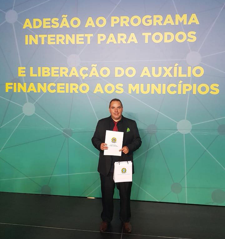Prefeito assina adesão do Programa